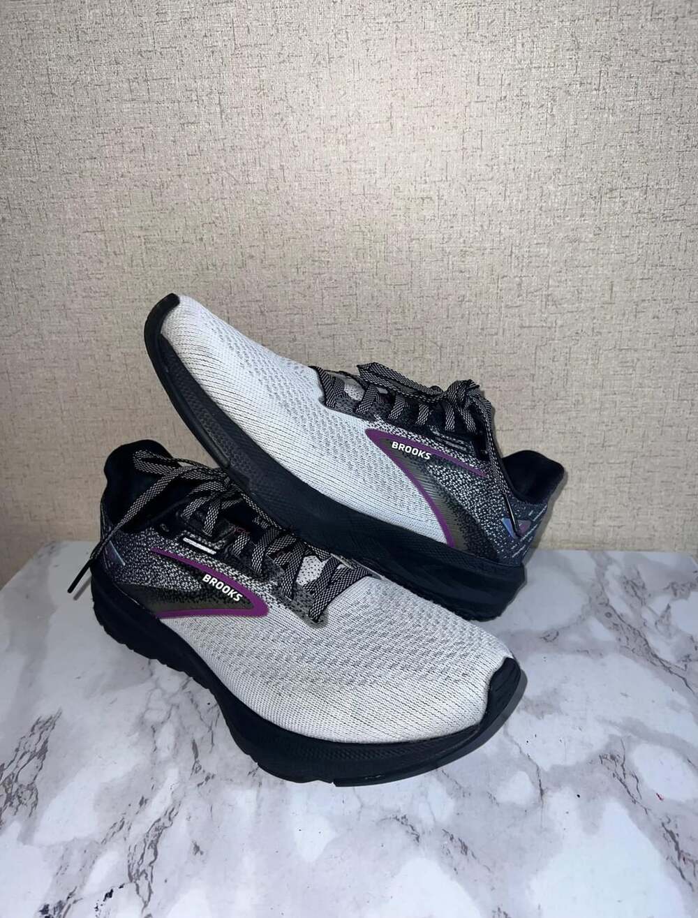 Brooks Women's Launch 10 Black/White/Violet Running Shoes Size 8